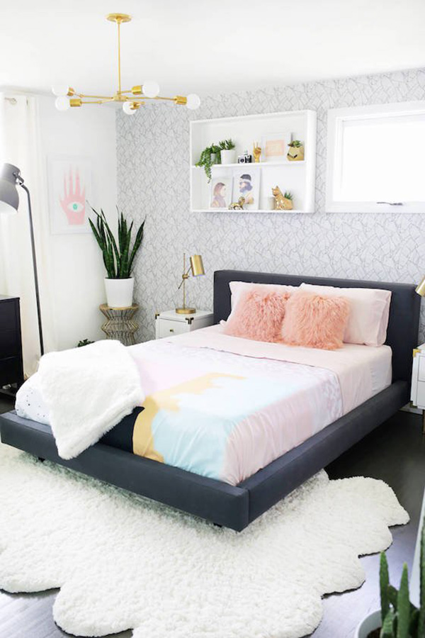 Un dormitorio decorado con papel pintado y pintura