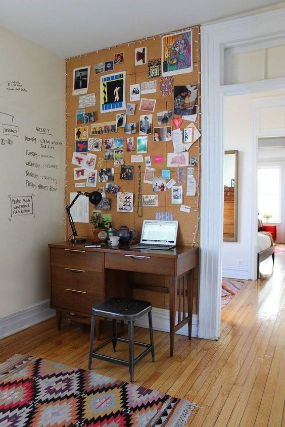 Un despacho, escritorio integrado en casa con una pared de corcho