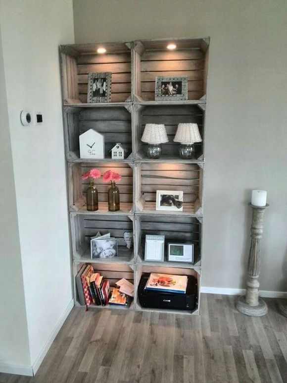 Una estantería hecha con cajas de madera