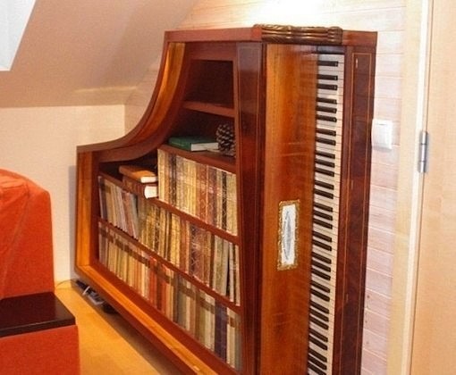 Un piano de cola convertido en estantería para libros