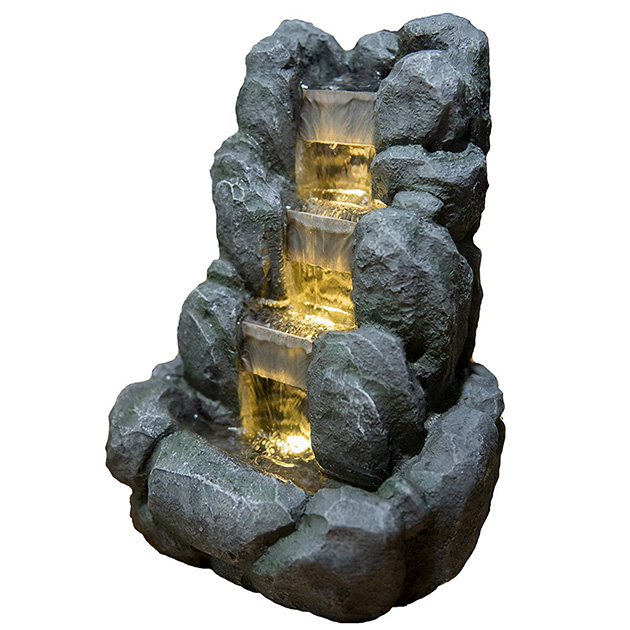 Una fuente tipo Zen imitación a piedra con luces LED y cascada de agua 