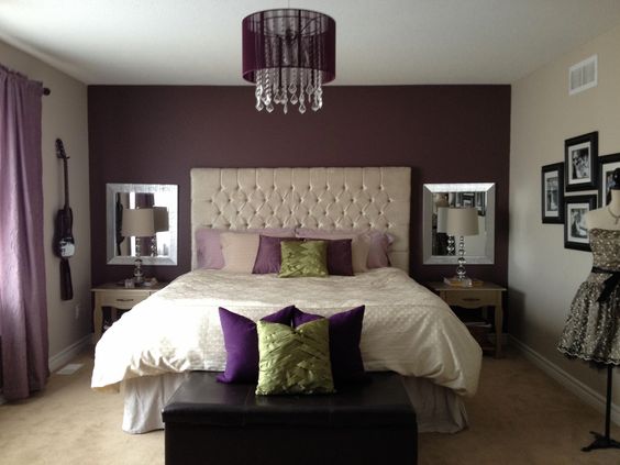 Un dormitorio moderno pintado y decorado de morado