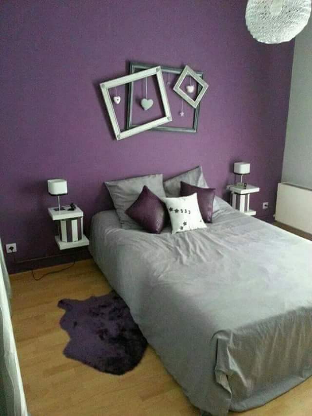 Un dormitorio moderno pintado y decorado de morado