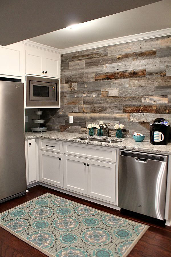 Una cocina con las paredes decoradas con madera reciclada rústica
