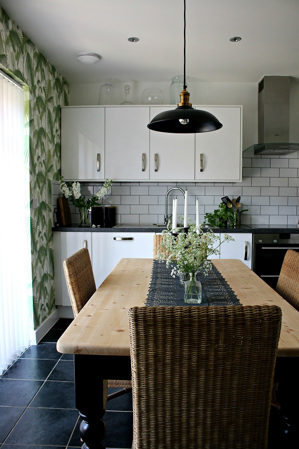 Una cocina con las paredes decoradas con papel pintado tropical, fresco y revitalizante