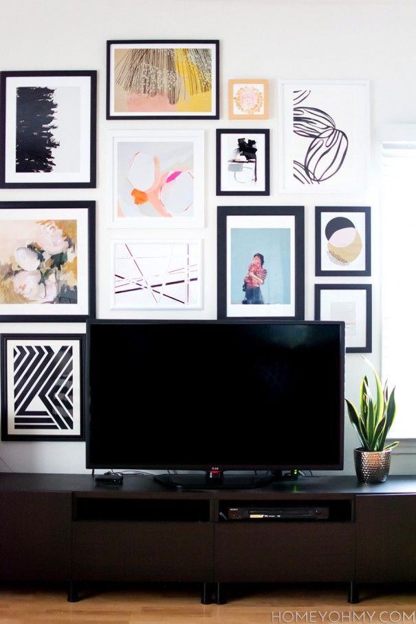 Pared de televisión decorada con una galería de láminas decorativas