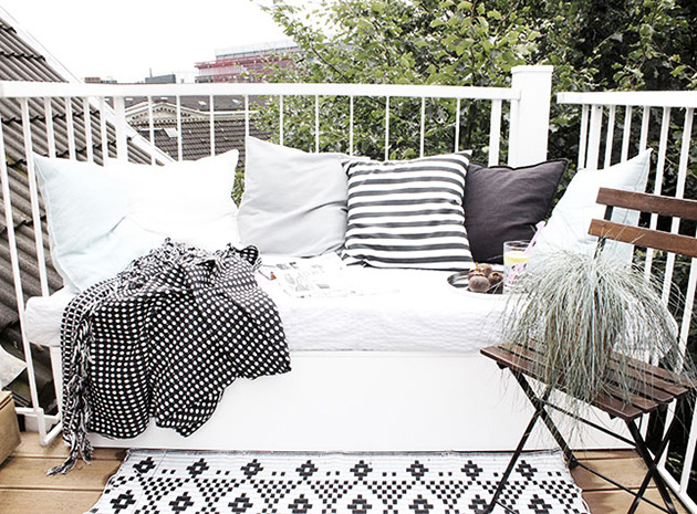 Una terraza pequeña en blanco y negro
