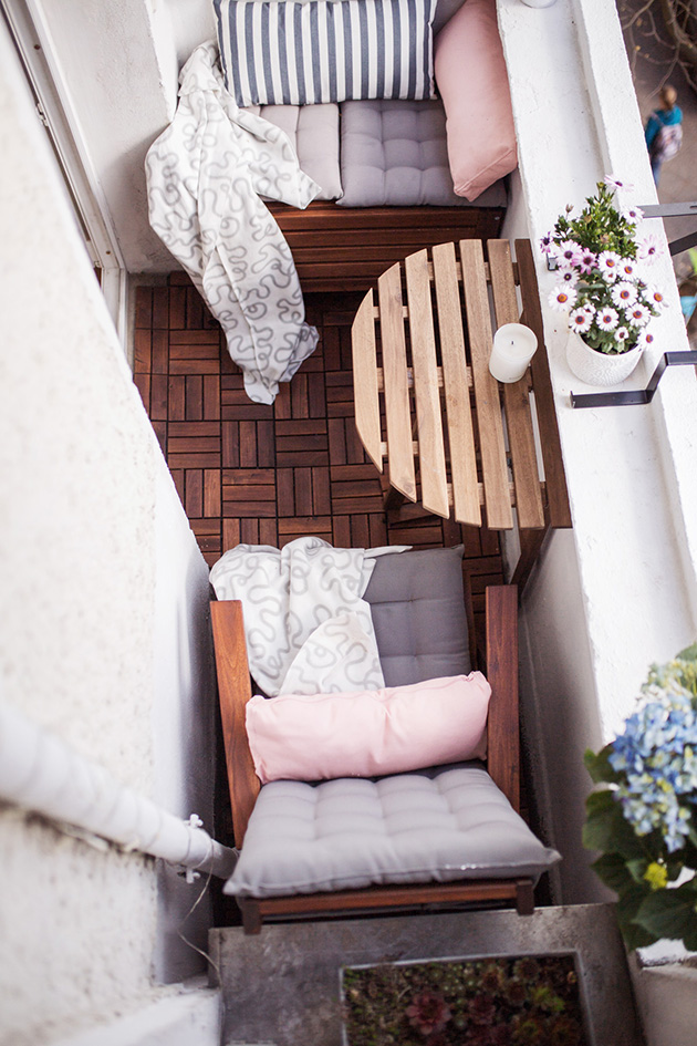 Una terraza pequeña con una mesa plegable semicircular