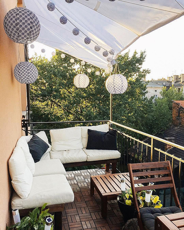 Una terraza pequeña con muebles de IKEA