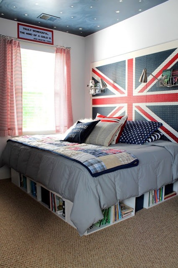 Un dormitorio, cuarto o habitación moderna pintada y decorada en azul y blanco con la bandera del Reino Unido