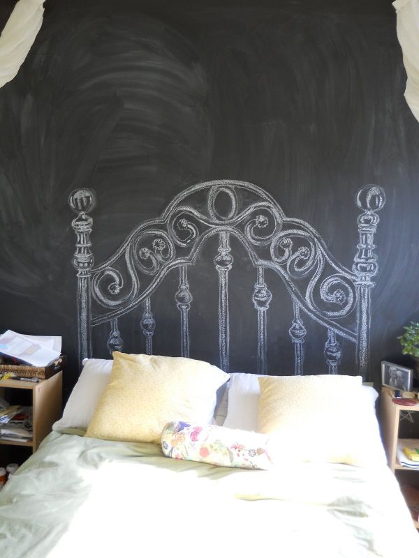 Un cabecero de cama hecho con tiza sobre la pintura de pizarra en la pared