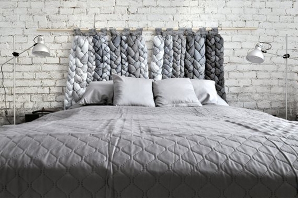 Un cabecero de cama hecho con un tapiz de trenzas gigantes