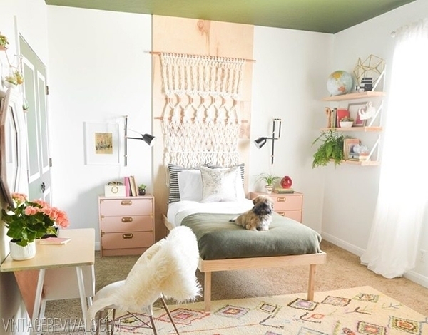 Un dormitorio, cuarto o habitación decorado en blanco y verde con macramé