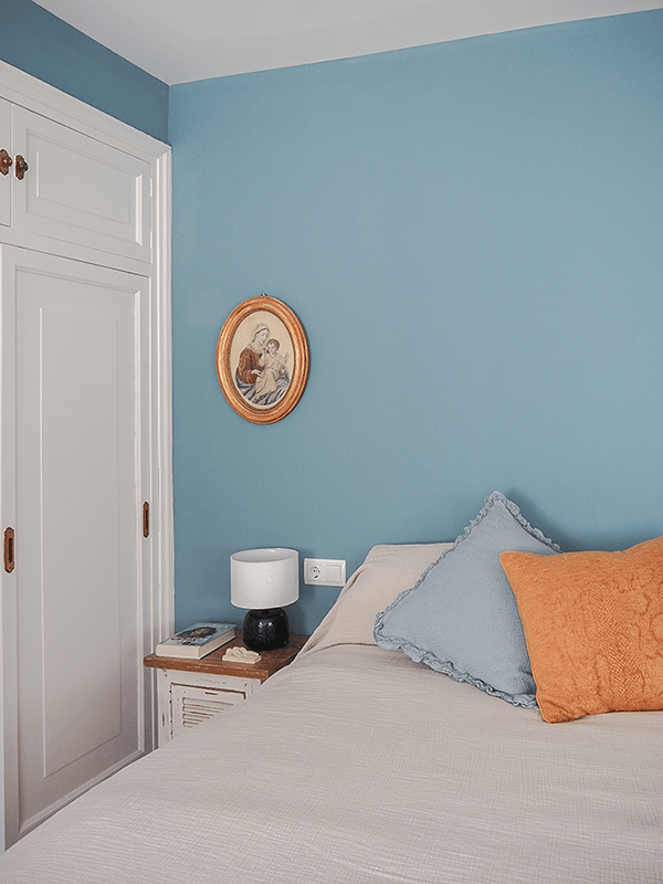 Dormitorio o habitación pintada en dos colores: Azul medio y azul más oscuro