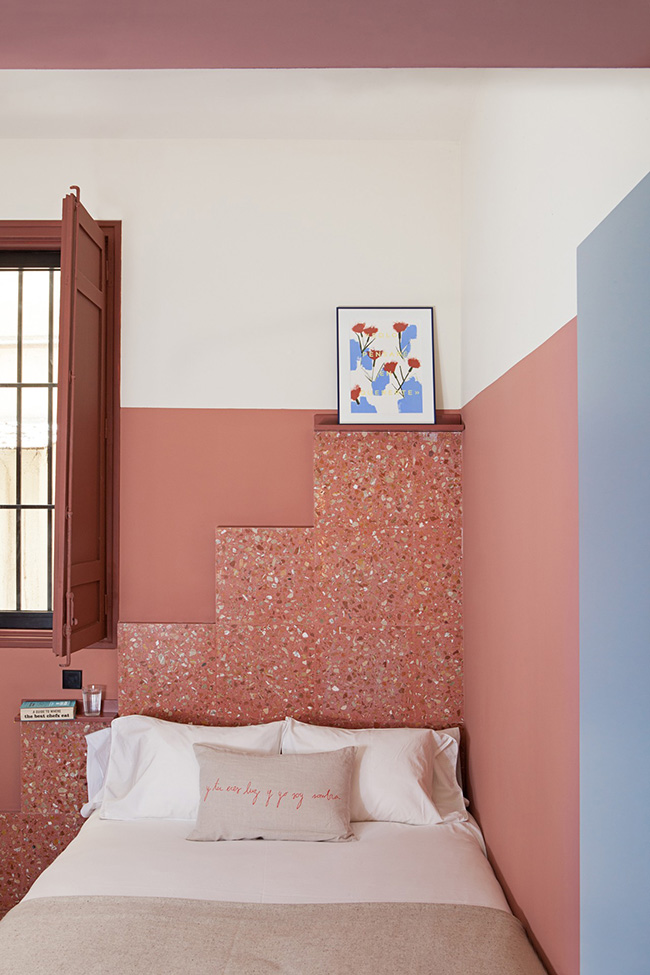 İki renkte boyanmış yatak odası veya oda: Mercan ve mavi