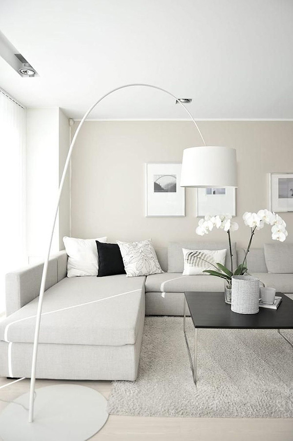 Un salón moderno decorado en tonos neutros de estilo nórdico