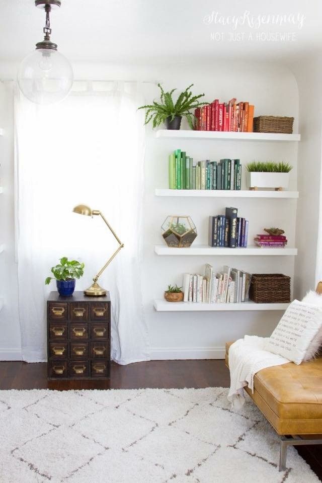 Una estantería decorada con libros