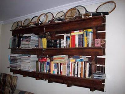 Una estantería hecha con palets de madera