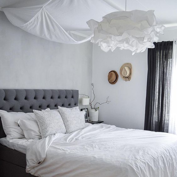 Un dormitorio con la lámpara sekond de IKEA