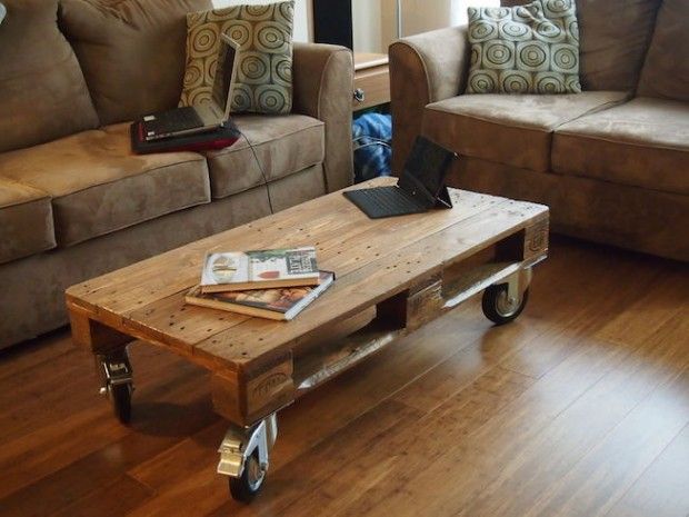 Ideas para hacer una mesa de centro: Una mesa hecha con un palet de madera con ruedas