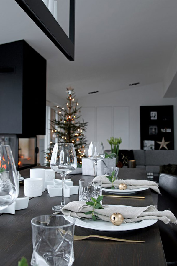 Mesa de navidad negra, sencilla y bonita.