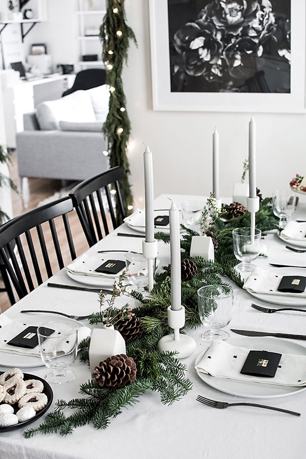 Basit ve güzel siyah beyaz Noel masası