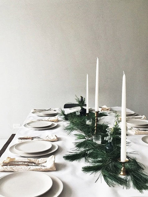Beyaz ve yeşil tonlarda modern, sade ve güzel Noel masası