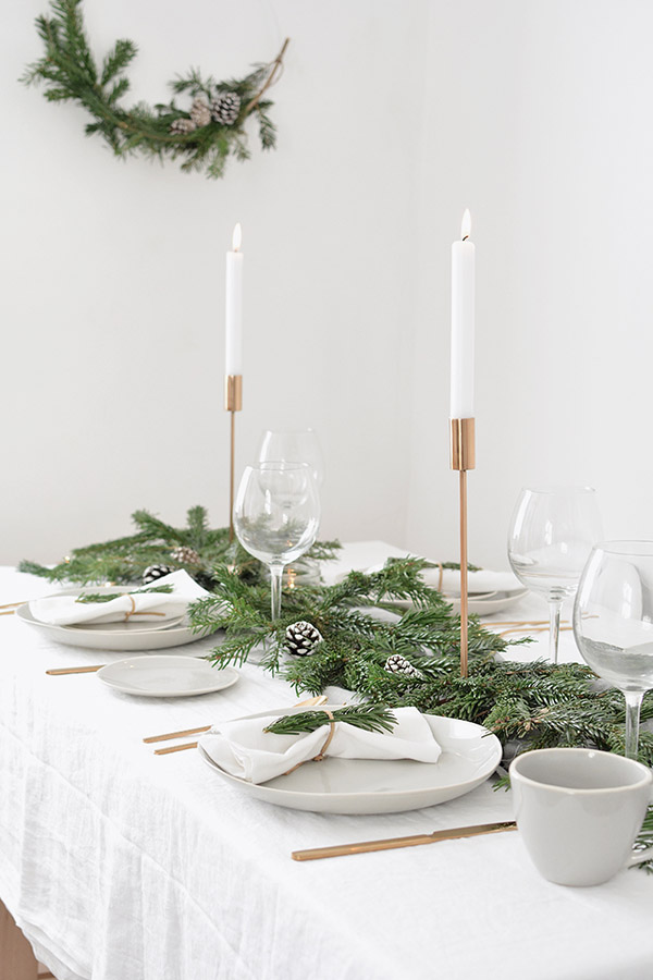 Altın, yeşil ve beyaz tonlarda sade ve güzel Noel masası