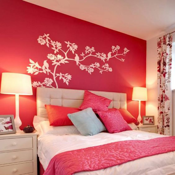 Moderno cuarto, habitación o dormitorio pintado y decorado en coral con un vinilo blanco