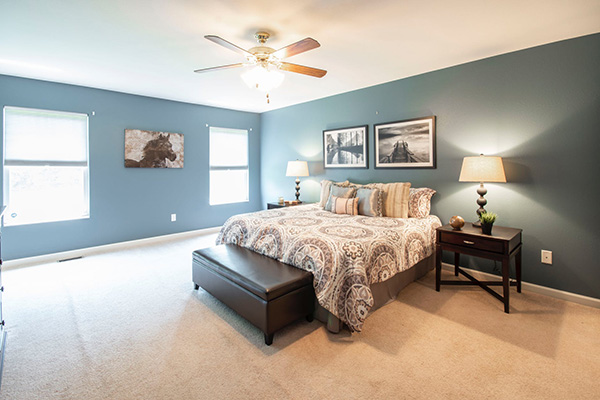 Un dormitorio, cuarto o habitación moderna pintada y decorada en azul tono medio