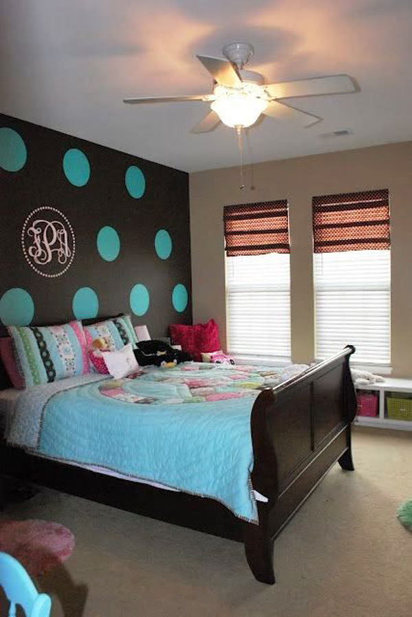 Un dormitorio, cuarto o habitación moderna pintada y decorada en tonos marrones y turquesa