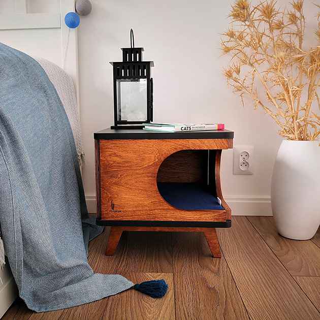Una mesilla de noche preparada con cama para gatos