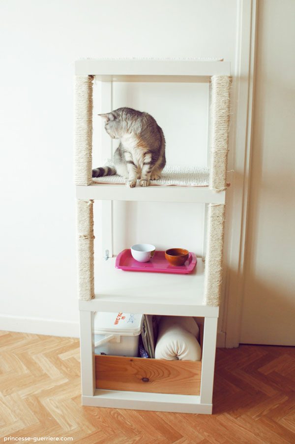 Un mueble rascador para gatos hecho con mesas de Ikea