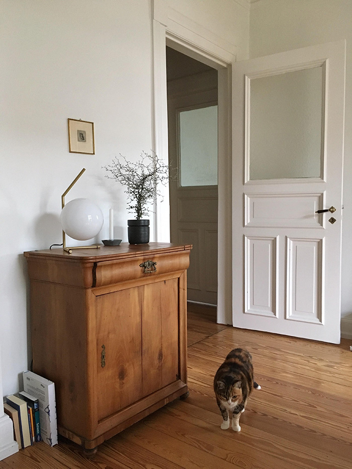 Mobilier de epoca intr-o casa moderna