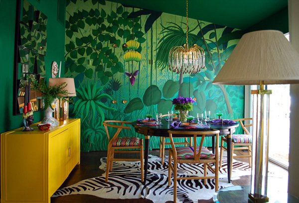 Mural tropical pintado en la pared