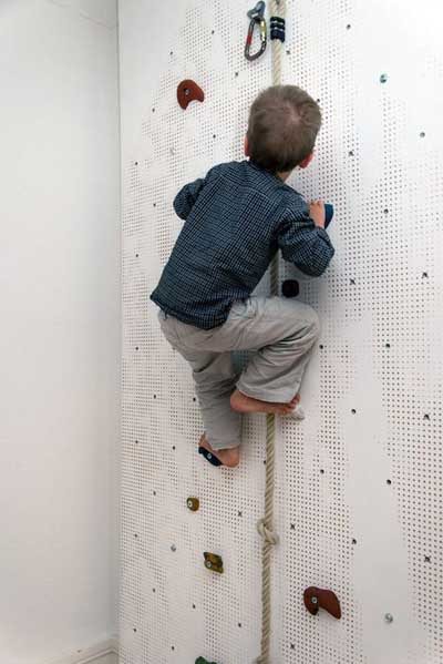 Pared de escalada indoor para niños con pinzamientossostenibles niños pared de escalada de madera