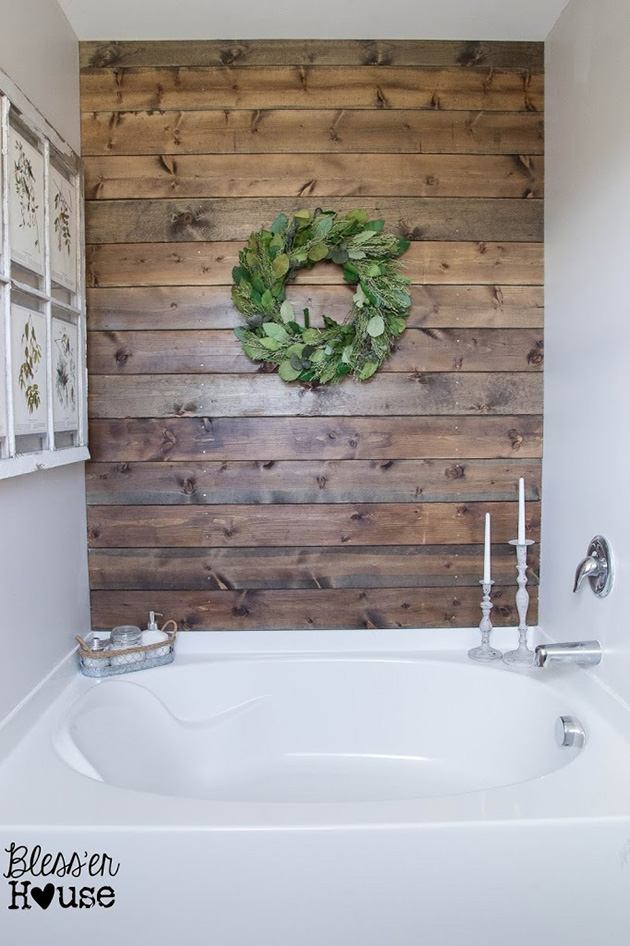 Un baño con una pared rústica de madera
