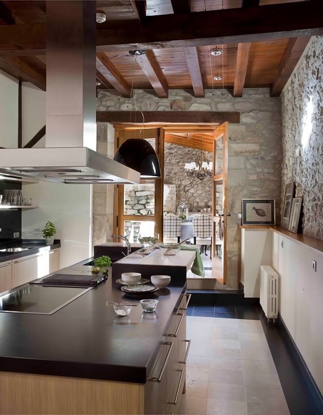 Una cocina con las paredes interior de piedra rústica