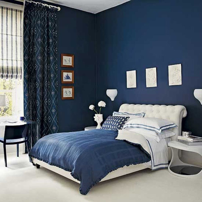 Paredes azules con cortinas azules