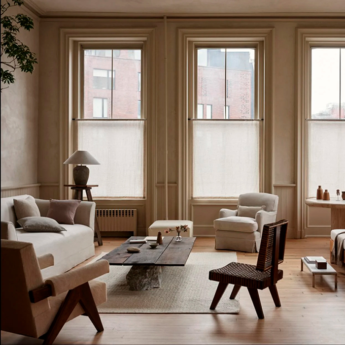 Salón con textura en las paredes y amplias ventanas
