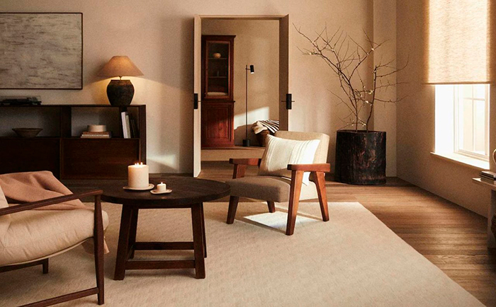 Salón que combina maderas claras y oscuras