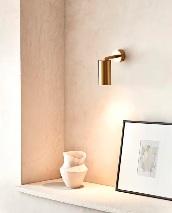 Aplique dorado en una pared con textura