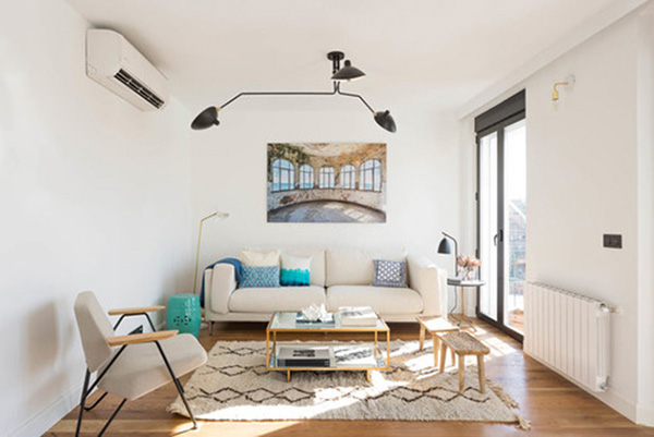 Sala de estar o salita pintada y decorada en blanco y madera