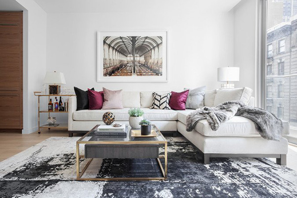 Sala de estar o salita pintada y decorada en blanco