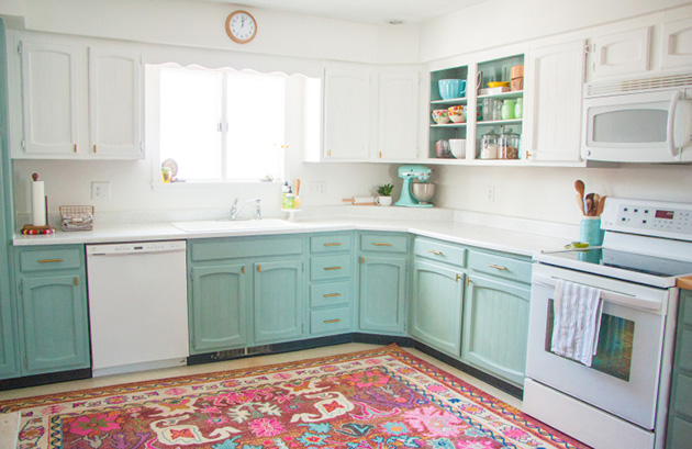 Una cocina con los muebles pintados de azul