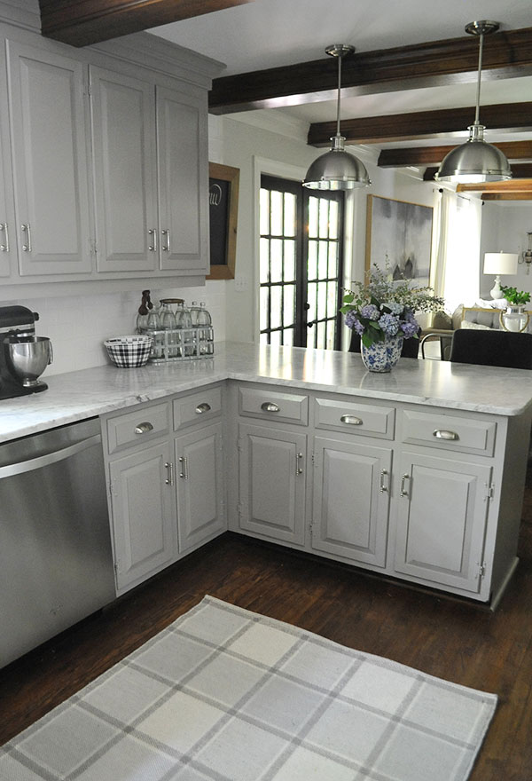 Una cocina pintada de gris claro