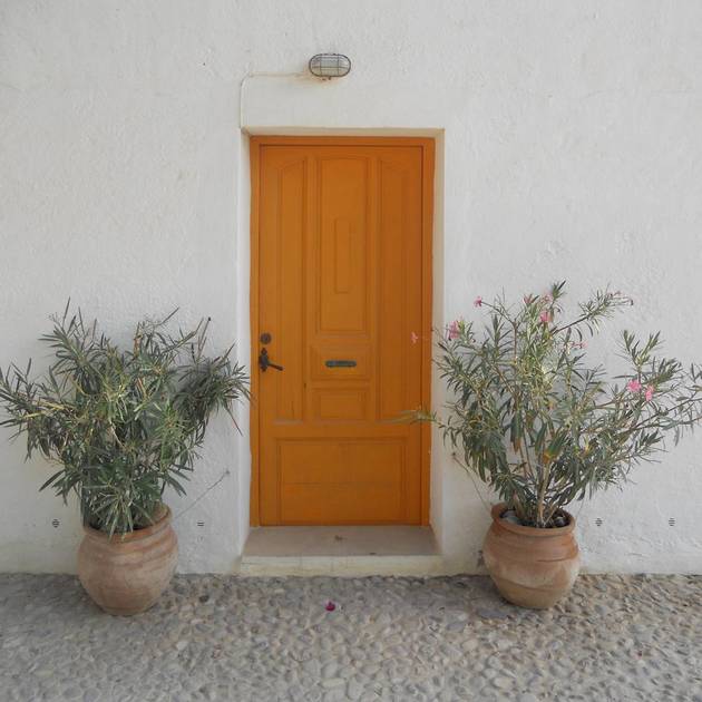 Puerta pintada de amarillo anaranjado