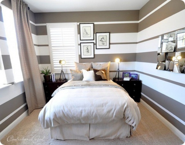 Un dormitorio pintado y decorado a rayas horizontales en marrón y blanco