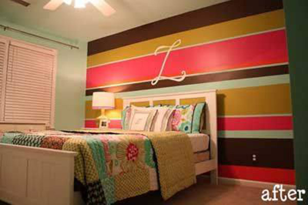Un dormitorio pintado y decorado a rayas horizontales multicolor