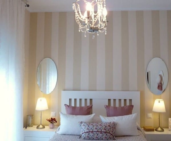 Un dormitorio pintado y decorado a rayas verticales en beige